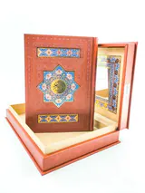 قرآن کریم وزیری عطری جعبه دار چرم با آینه پلاک رنگی